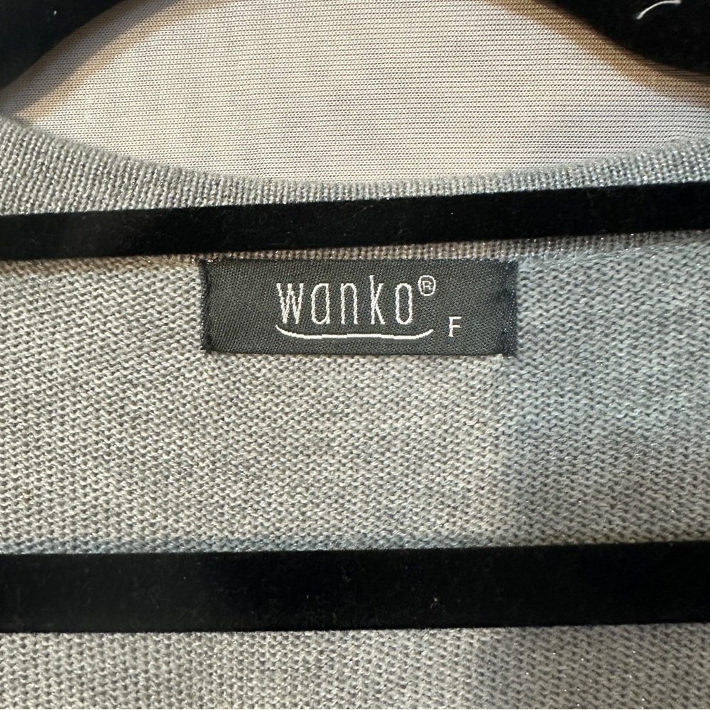 Wanko Gray Knit Shrug with Beaded V-Neck (S/M) - Picture 4 of 12